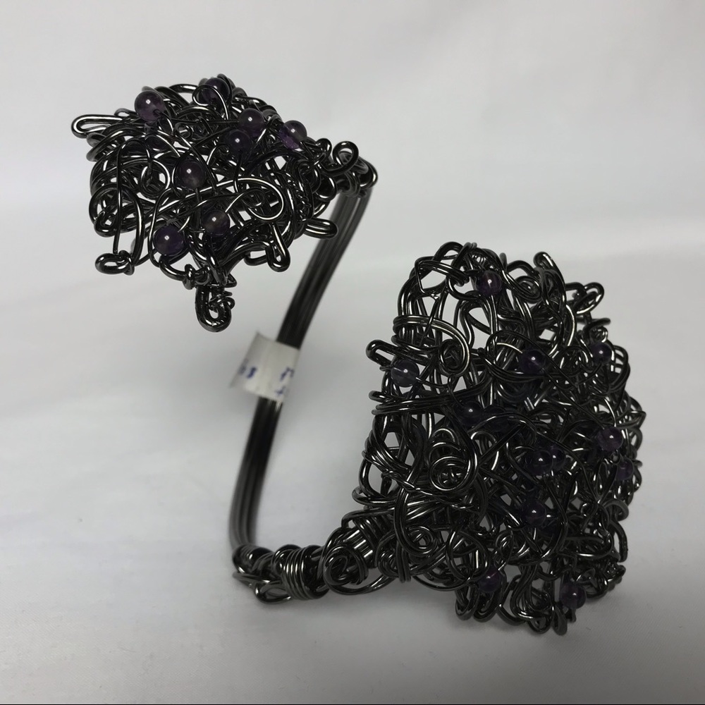 Twist cuff